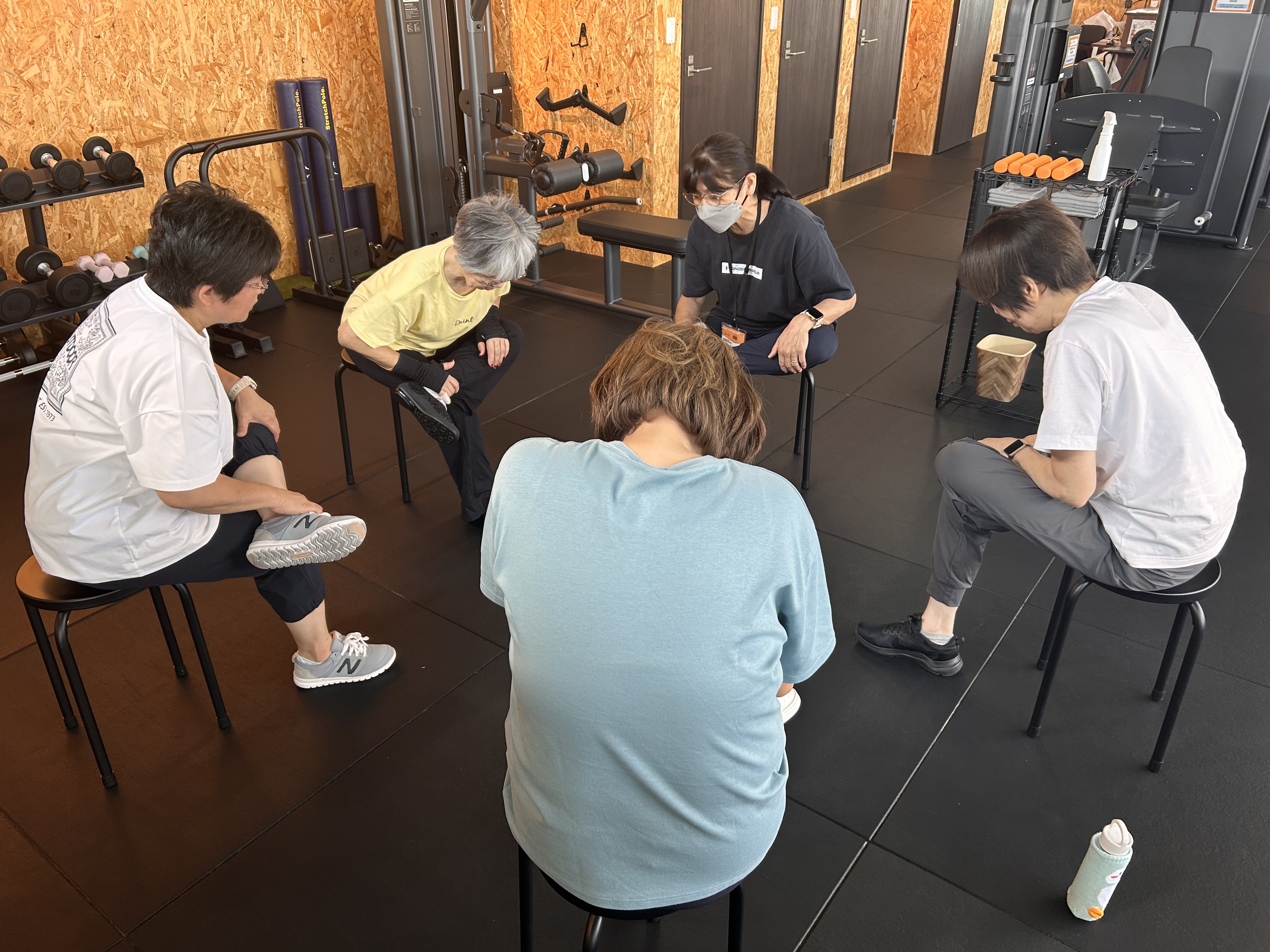 スタッフと利用者が運動の始め方を一緒に確認している様子